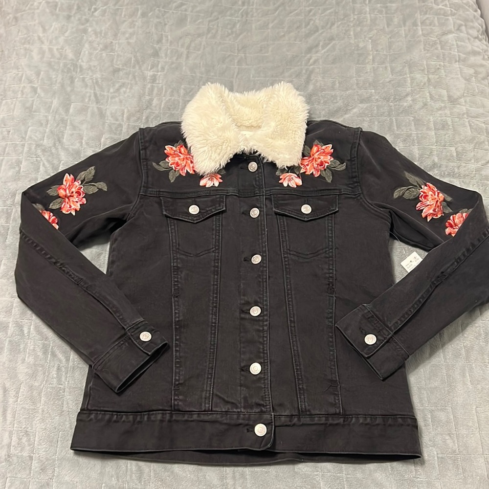 NWT PacSun Denim Jacket, Embroidered Floral Design, Faux Fur Collar, Size S